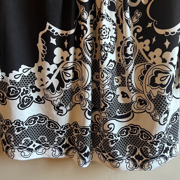 Beige by ECI Dress Womens Small Black White with Geometric Floral - Picture 5 of 6